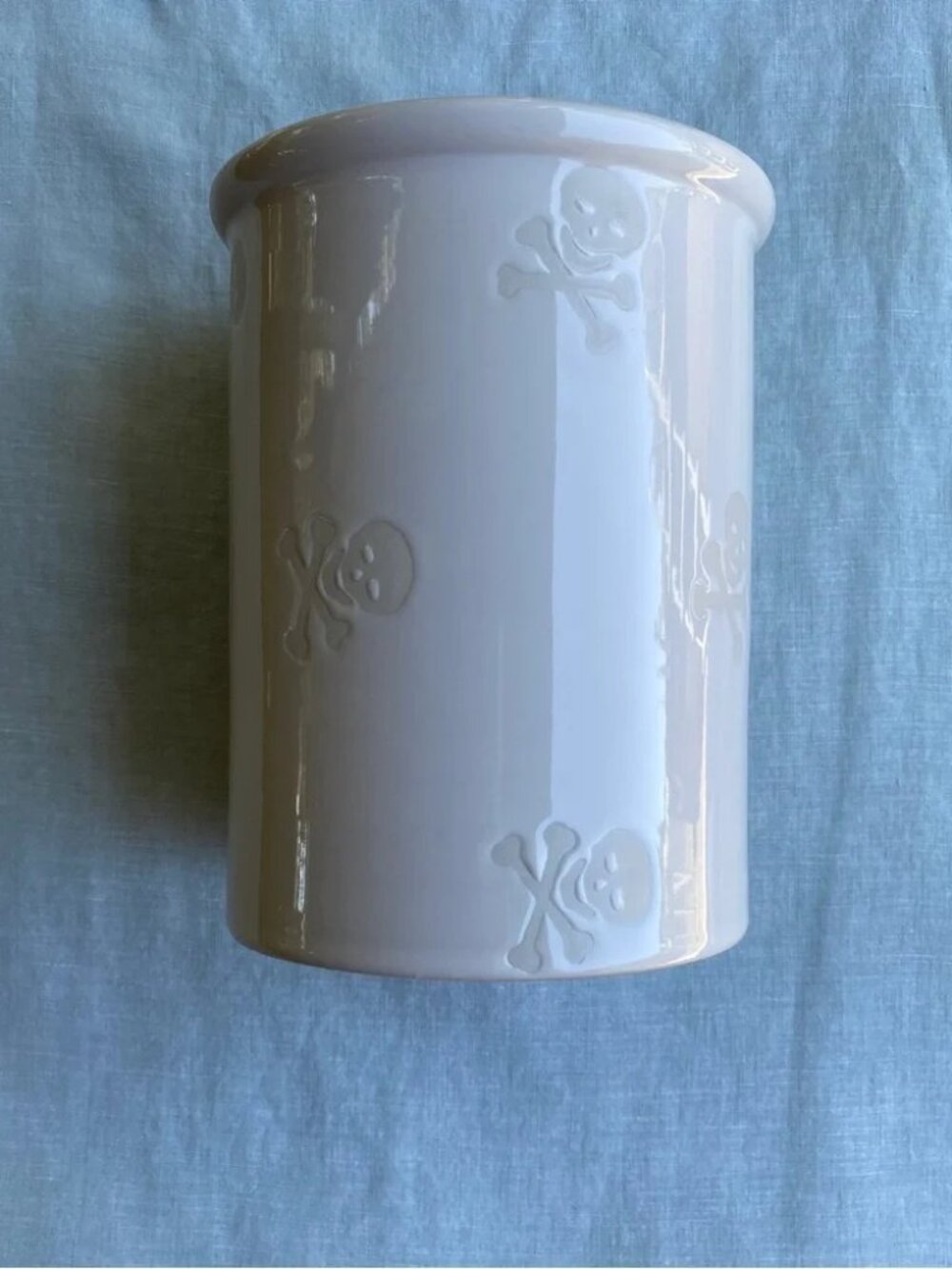 Chantal white glazed skull crossbones utensil crock Sample Piece - Picture 2 of 5